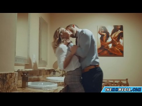 ❤️ Ketika seorang pirang berdada menggoda Anda di toilet umum ❤️ Porno di id.porngifmag.ru